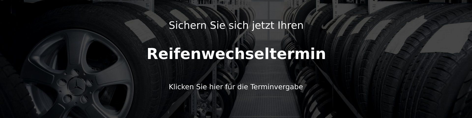 Mehrere Felgen mit Reifen von Mercedes-Benz sind eingelagert.