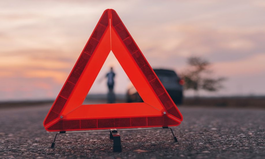 Nahaufnahme eines Warndreiecks.